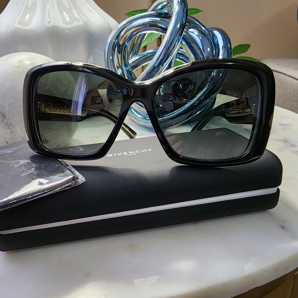 GIVENCHY Black GV 7186/S Sunglasses(excellent condition , no scratch ) - Picture 6 of 10